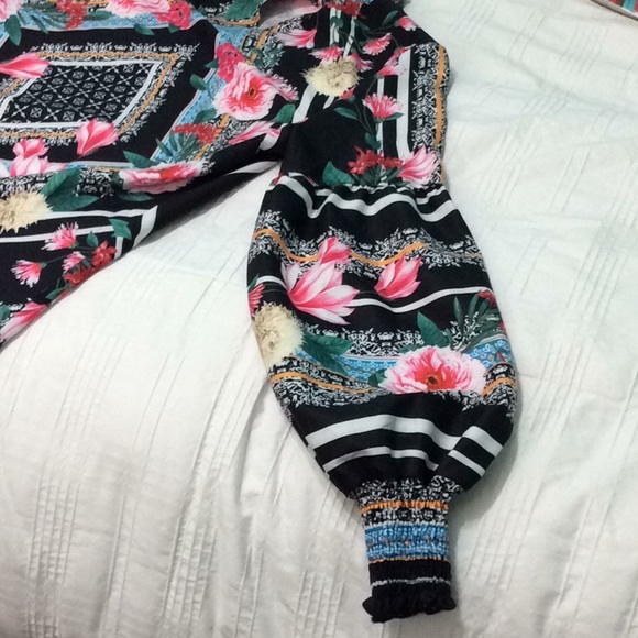 🆕BLACK FLORAL BLOUSE🌸 - Picture 6 of 8